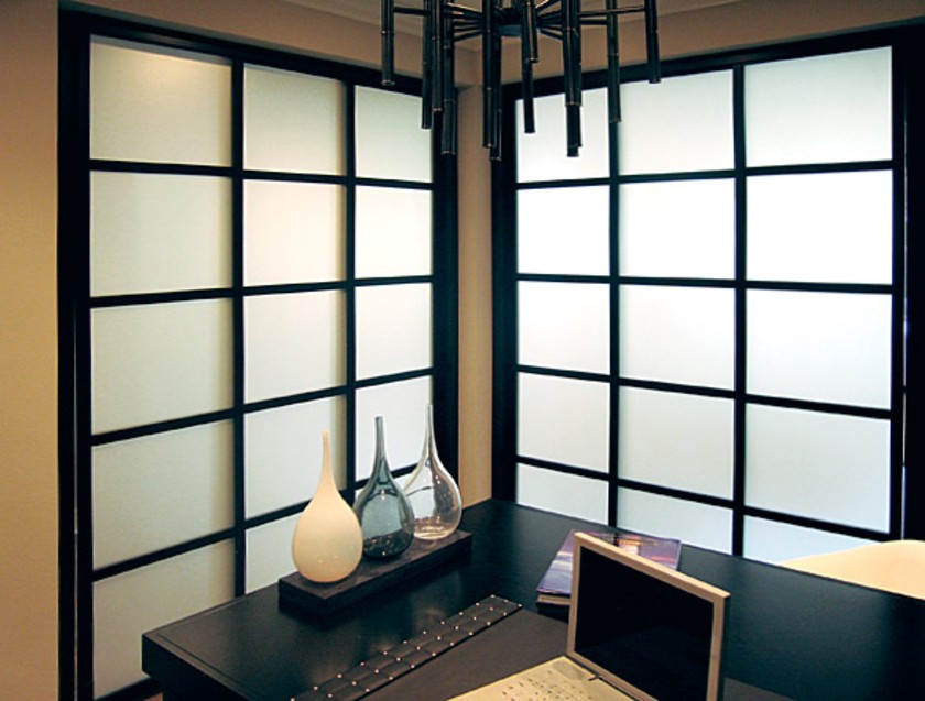 Угловая перегородка в японском стиле с матовым стеклом Семей