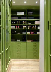 Г-образная гардеробная комната в зеленом цвете Семей